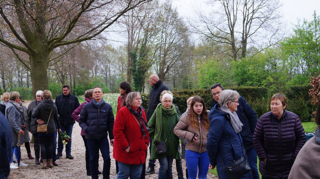 Efkes stille staon bie (vrijdag  5 mei 2017)